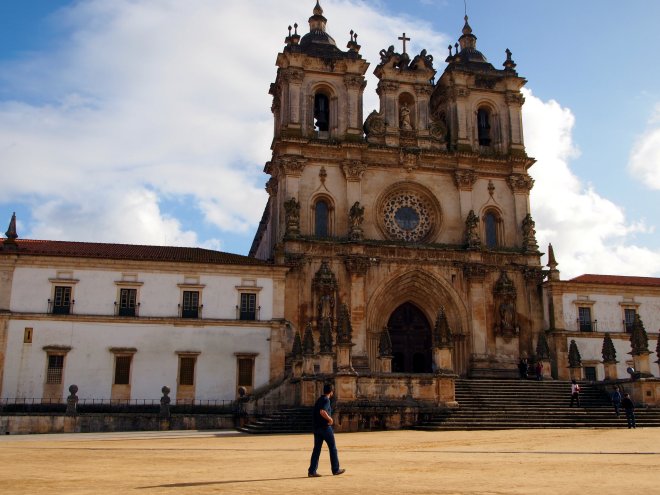 Mosteiro de Santa Maria de Alcobaça portugal summery blog