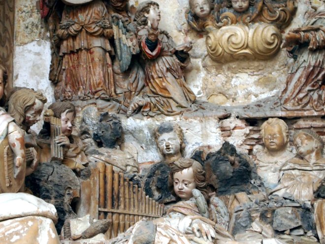 relief figures inside Mosteiro de Santa Maria de Alcobaça portugal summery.org